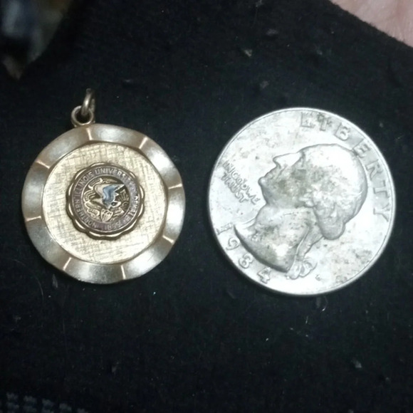 1-20 12K GF NORTHERN ILLINOIS UNIVERSITY GOLD FILLED STATE SEAL VINTAGE PENDANT - Picture 6 of 6